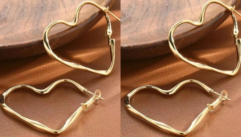 Chic Exaggerated Hollow Heart Earring Cuff (Copy)