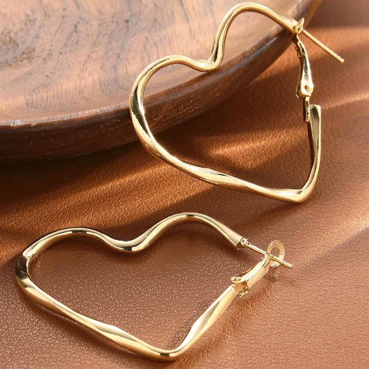 Chic Exaggerated Hollow Heart Earring Cuff (Copy)
